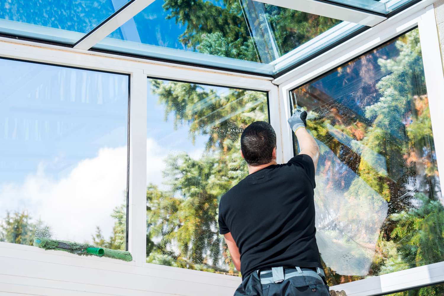 Fensterputzer Dingolfing reinigt einen Wintergarten.